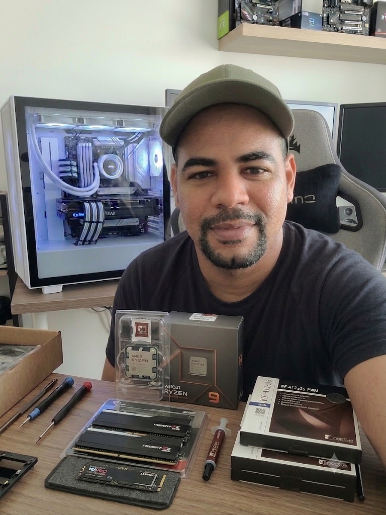 Le technicien dans son atelier avec des composants PC